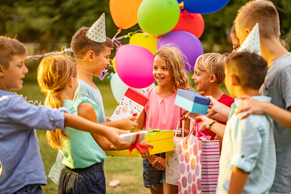 Kinder kamen zur Geburtstagsfeier mit Geschenken