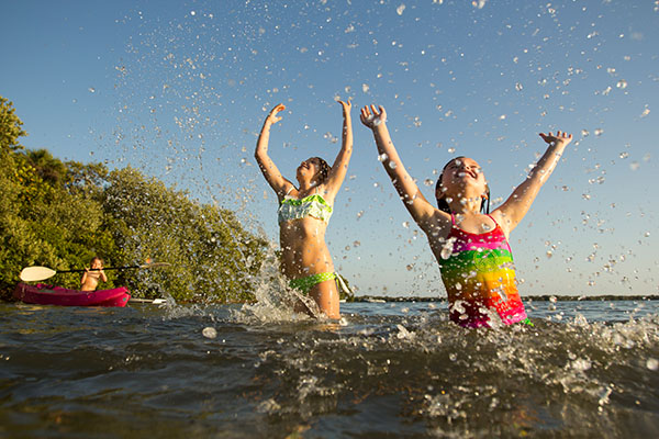 Kinder im See